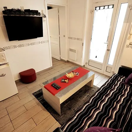 Warm And Comfortable In Montmartre Appartement