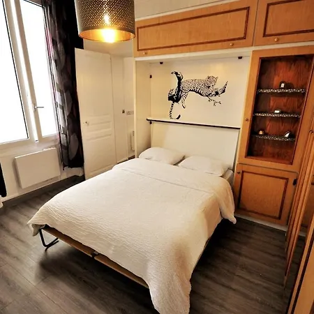 Warm And Comfortable In Montmartre Parijs
