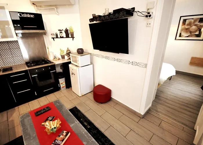 Warm And Comfortable In Montmartre Paris