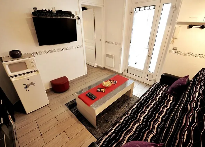 Warm And Comfortable In Montmartre Apartment