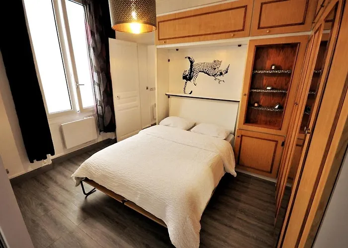 Warm And Comfortable In Montmartre Paris